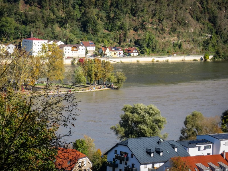 Duidelijker kleurverschil tussen Donau en Inn gezien van de andere kant