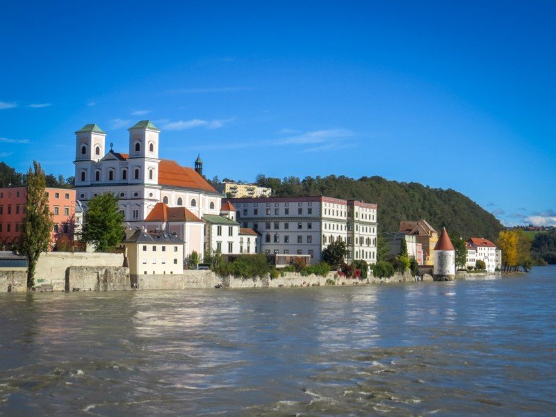 De wilde rivier Inn met daarachter klooster Niedernburg en de kleine Schaiblingsturm