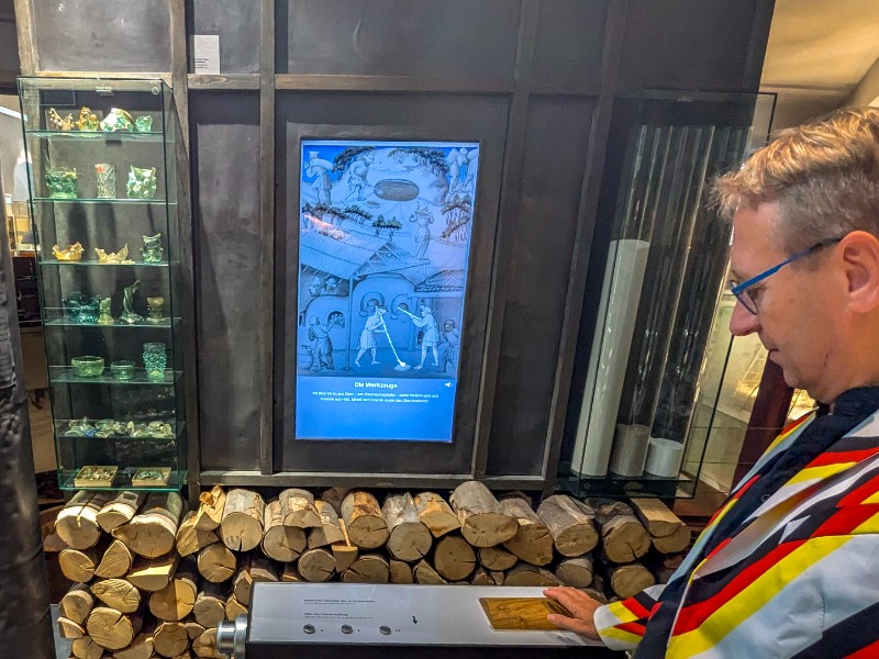 Patrick leert over glas maken bij het glasmuseum in Frauenau