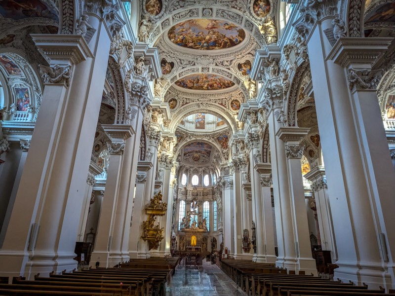 Pracht en praal in het barokke interieur van de kathedraal