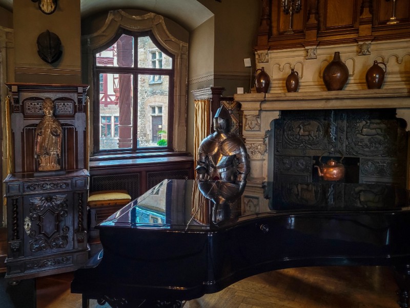 Het interieur van één van de kamers in het kasteel