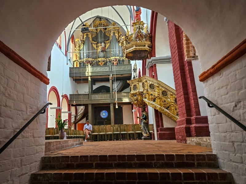 Het interieur van de kathedraal, gezien vanuit de trap naar de crypte