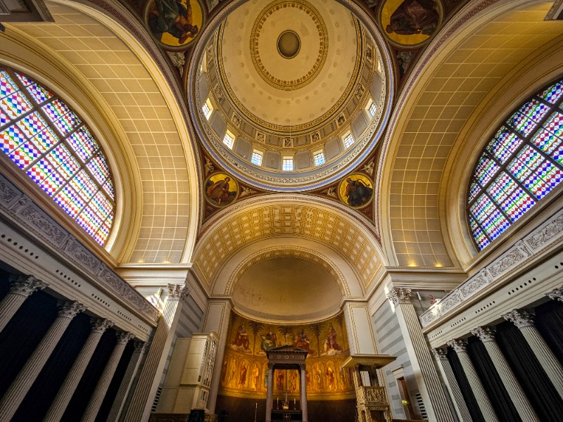 Het interieur van de Nicolaikirche aan de Alter Markt