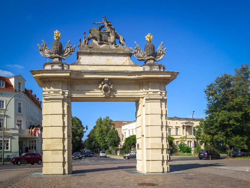 Nu de muur weg is, staat de Jägertor er een beetje verlaten bij