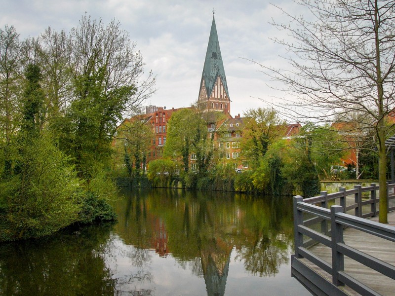 De opvallende toren van de Johanneskerk