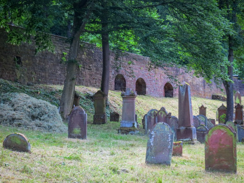 De Joodse begraafplaats bij de stadsmuur van Miltenberg