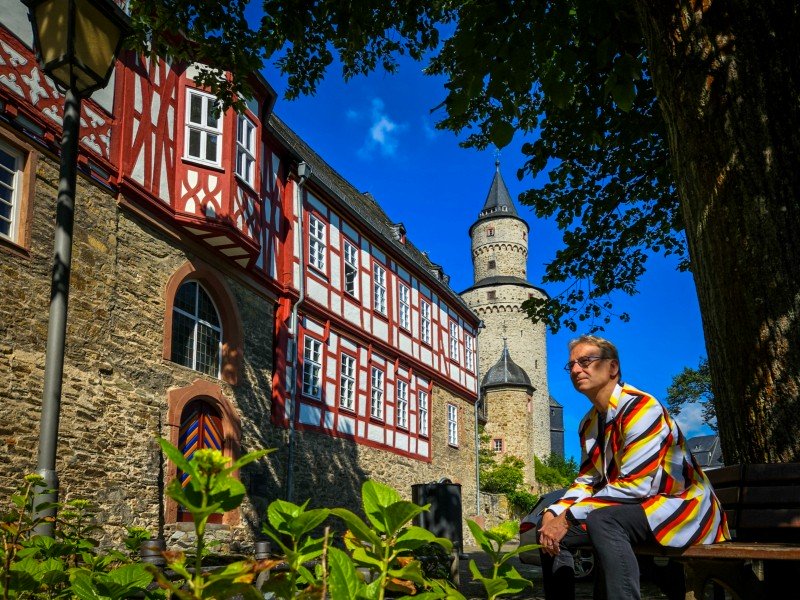 Patrick voor het Kasteelcomplex en Hexenturm in Idstein