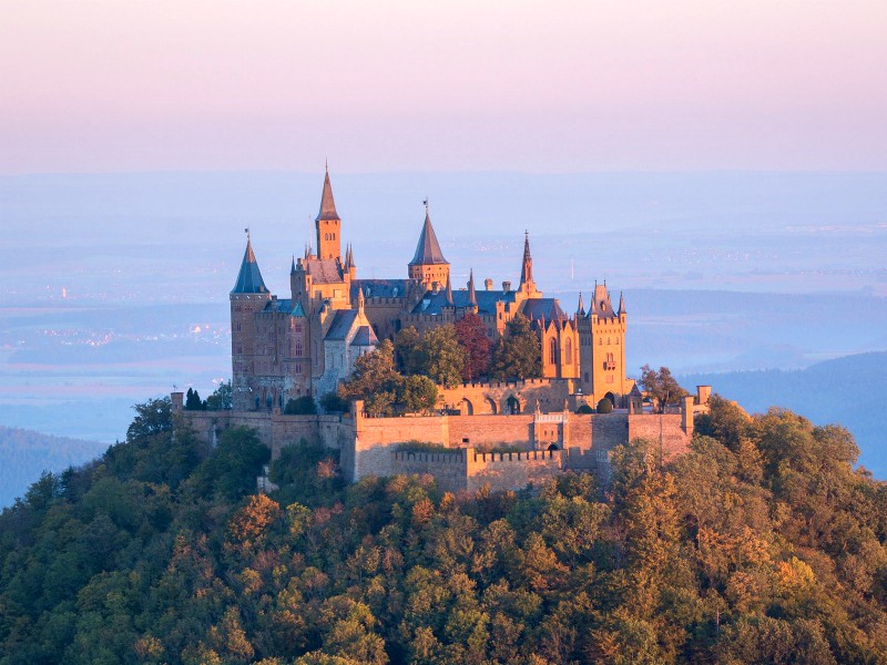Hohenzollern torent hoog boven het landschap van de Schwäbische Alb uit