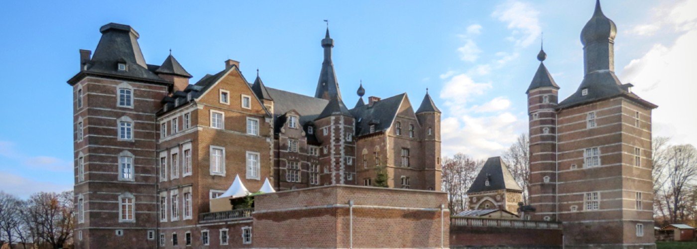 uitzicht op kasteel Merode in Duitsland vanaf de kerstmarkt die zich er omheen slingert.