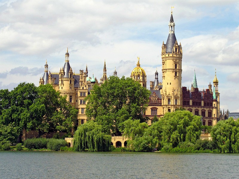 Het prachtige kasteel van Schwerin aan het water