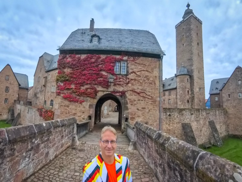 Patrick bij de poort aan de achterkant van het kasteel in Steinau