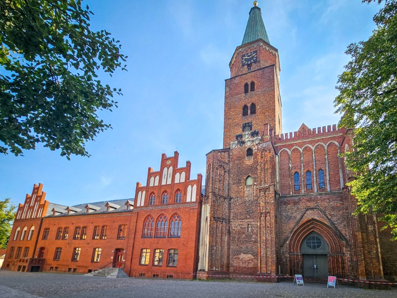 De kathedraal van Brandenburg an der Havel, met links de Ritteracademie in Baksteengotiek