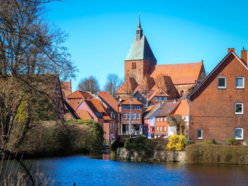 De kerk van Mölln, gezien vanuit het Kurpark