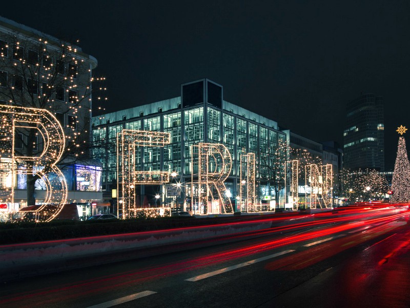 Verlichte letters van de stad in Berlijn