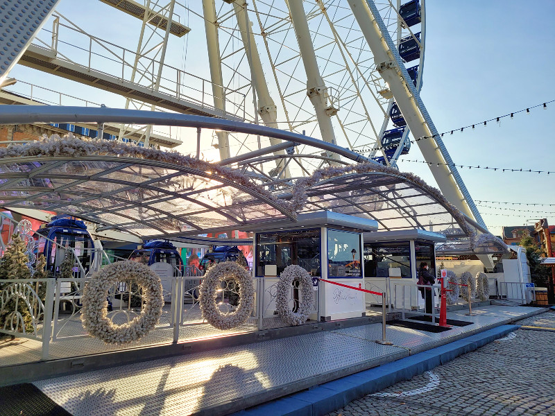 Het reuzenrad op de kerstmarkt in Düsseldorf