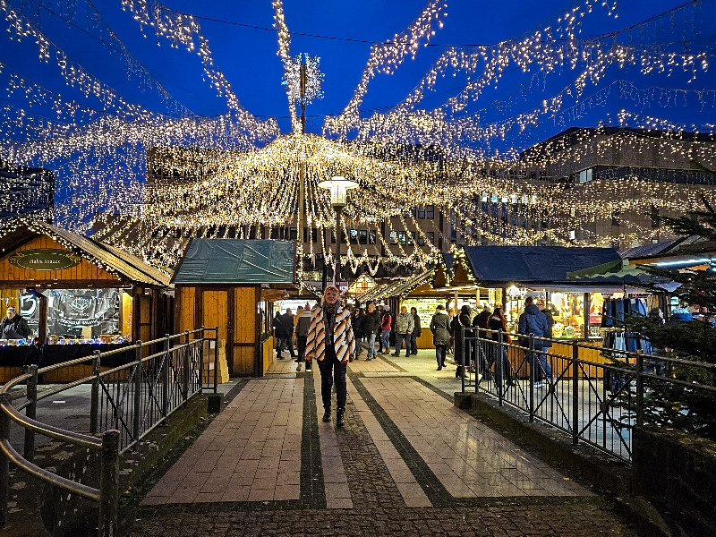 Sabine onder de lichtkroon op de Kenedyplatz