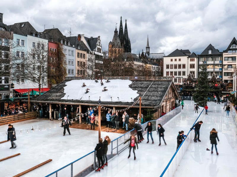 Schaatsbaan bij de kerstmarkt in Keulen