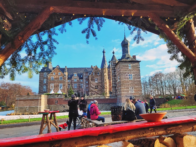 Schloss Merode opwarmen bij het kampvuur met uitzicht op het kasteel 