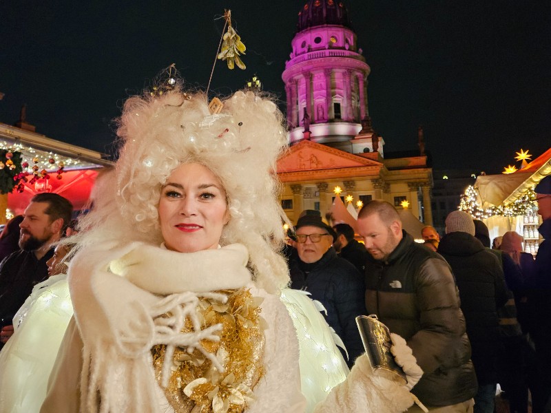 Kerstvrouw op de kerstmarkt in Berlijn