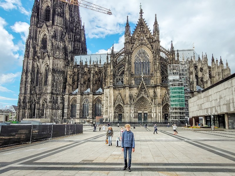 Onze oudste zoon voor de Dom van Keulen tijdens ons bezoek in 2021