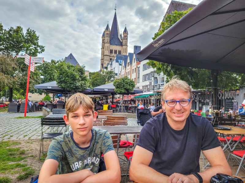 Patrick en Tycho op een terrasje aan de kleurrijke Fischmarkt in de Altstad van Keulen