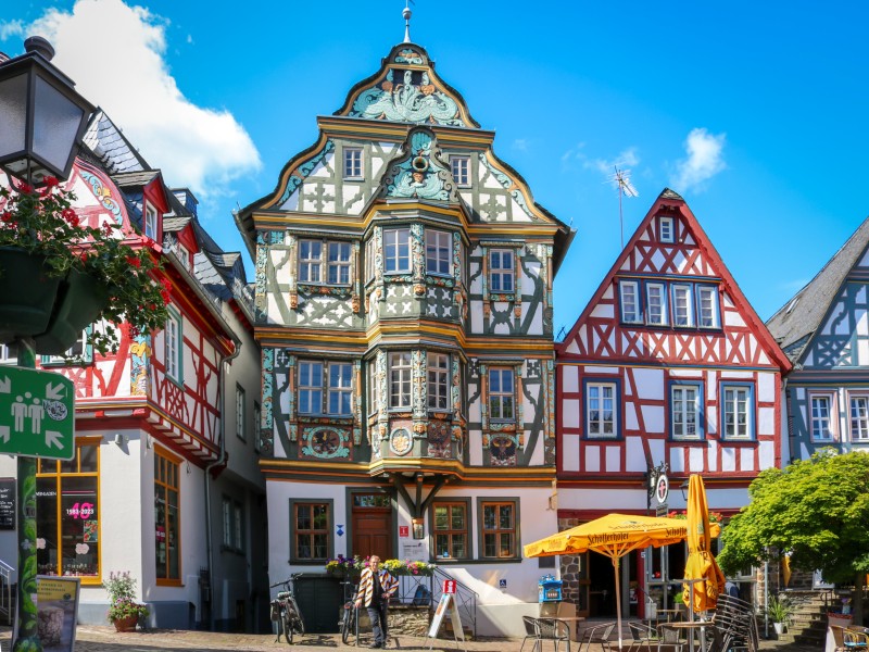 Patrick voor het Killingerhaus op het König Adolf Platz van Idstein