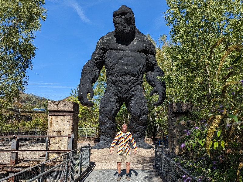 Patrick bij het kunstwerk King Kong in het Paradies