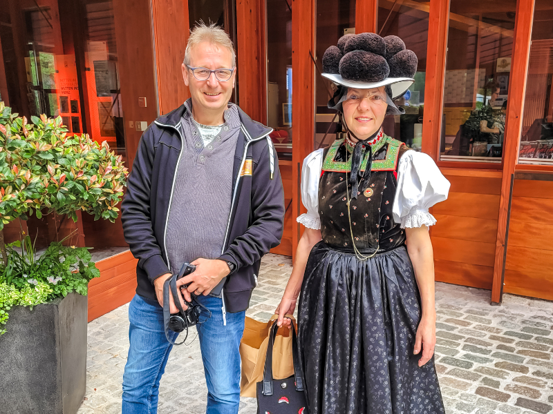 Patrick met een dame in de klederdracht van het Zwarte Woud