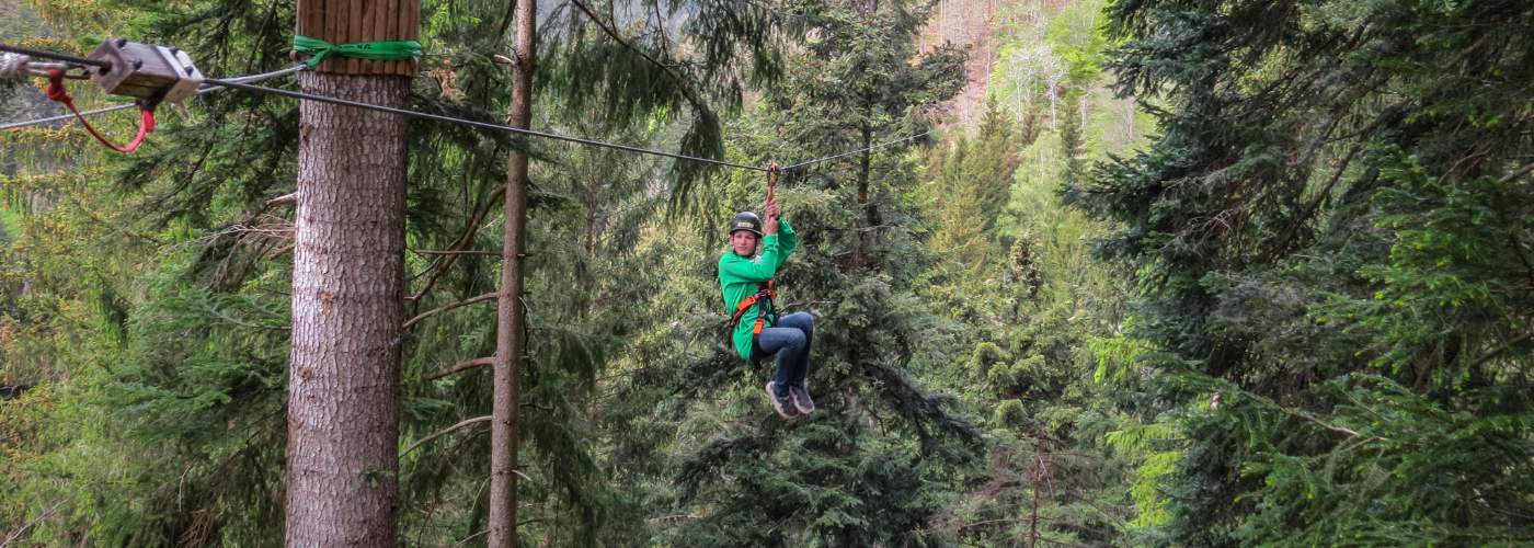 Onze jongste zoon aan de zipline in het Kinzigtal in het Zwarte Woud, Duitsland