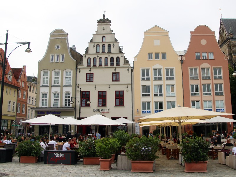 Veel mooie, kleurrijke huizen in Rostock