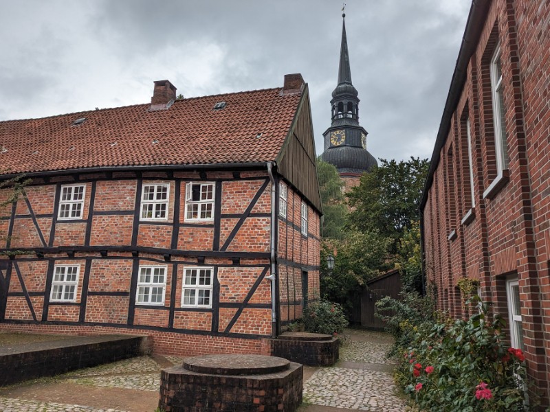 Het oude klooster met daarachter de Cosmus en Damianuskerk