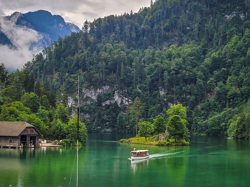 Een bootje keert terug van z'n trip over de Königssee