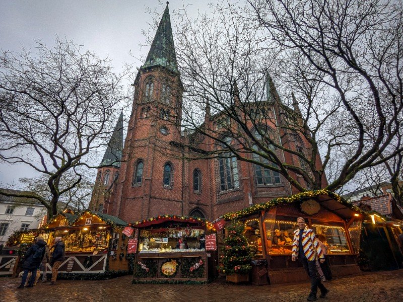 Patrick wandelt bij de kerstmarkt voor de Lambertikirche