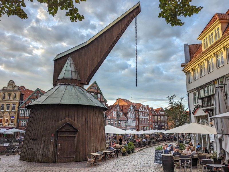 De oude kraan op de Fischmarkt in Hanzestad Stade