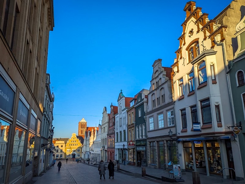De gezellige Krämerstrasse, met op de achtergrond de Nikolaikirche