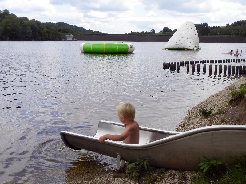 Het stuwmeer de Kronenburger See wordt volop gebruikt voor recreatie