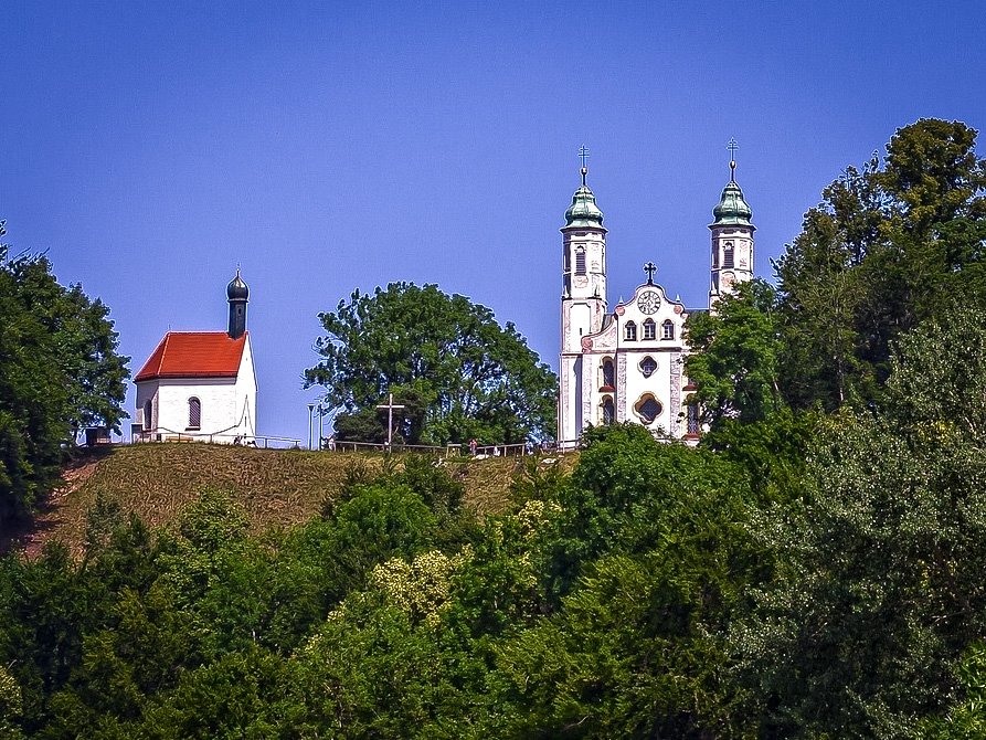 De Kruiskerk en Leonhardikapel op de Kalvarienberg