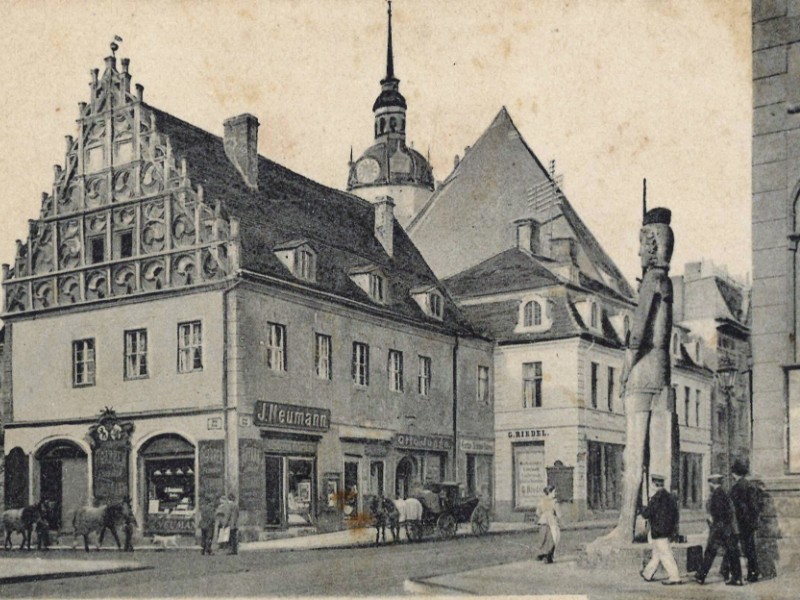 Begin 20ste eeuw stond hier het Kurfürstenhaus en de Roland voor het Rathaus van de Neustadt