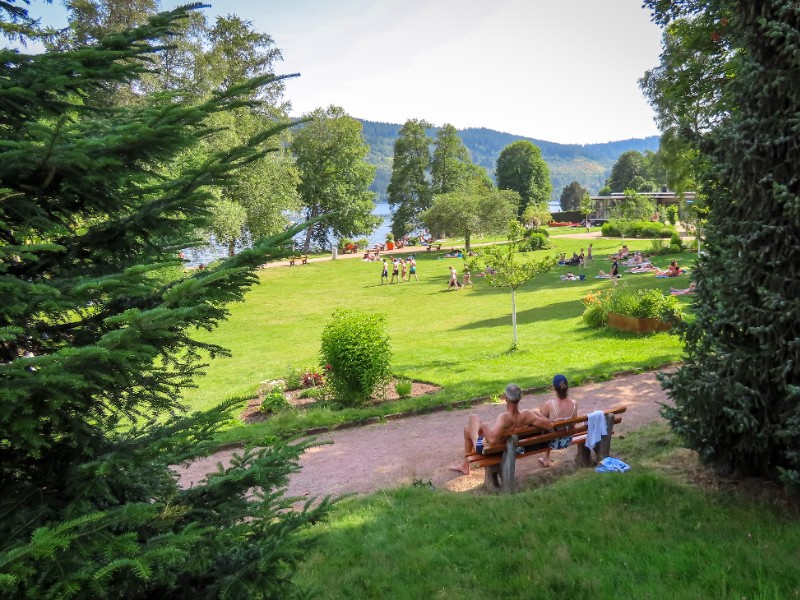 Het Kurpark met ligweide bij de Titisee