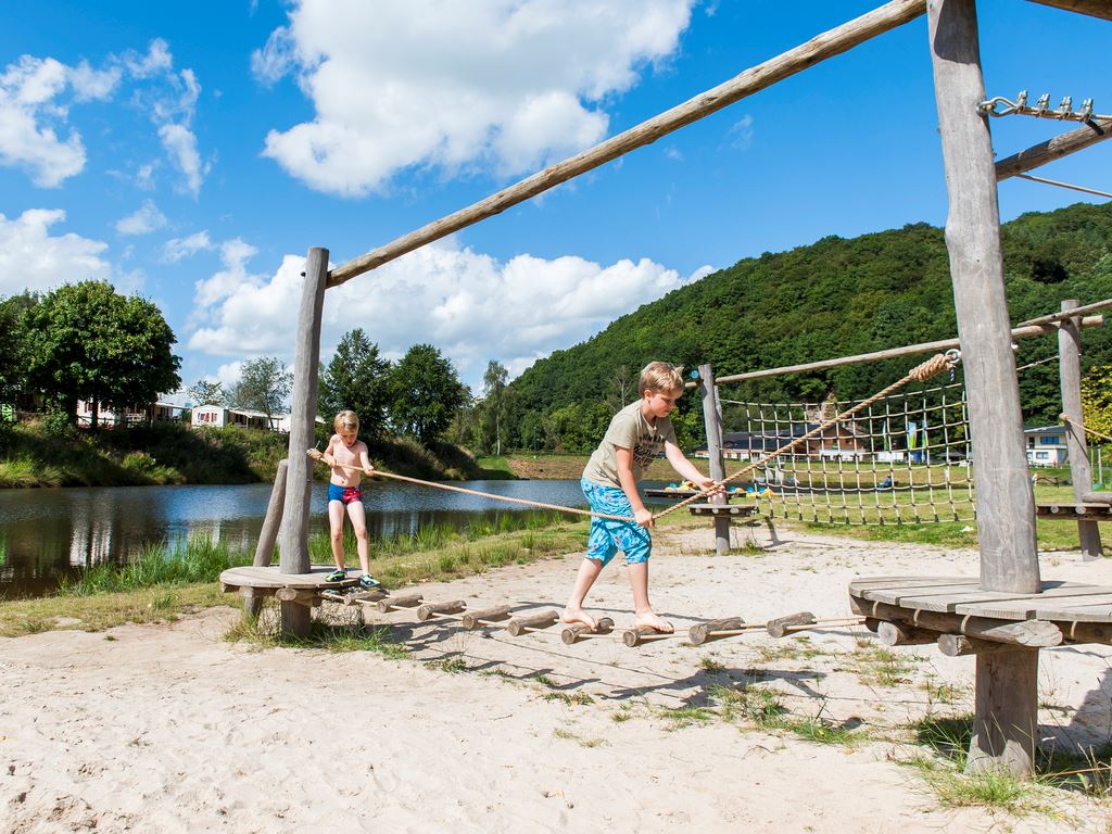 Kinderen spelen op camping Wirfttal van Landal in de eifel.