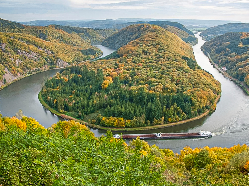 Uitzicht over rivier de Saar nabij het vakantiepark Warsberg.