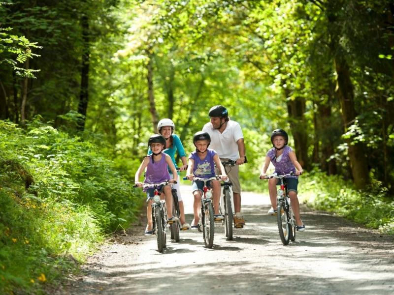 Fietsen door de omgeving nabij Landalpark Winterberg.