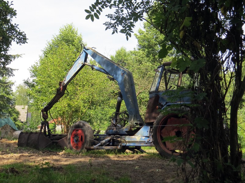 Oude landbouwvoertuigen op de kleine akkers van de Sorbische bevolking
