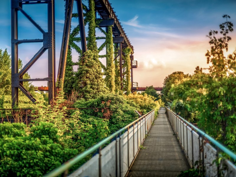 In het Landschaftspark heeft de natuur het weer van de industrie overgenomen