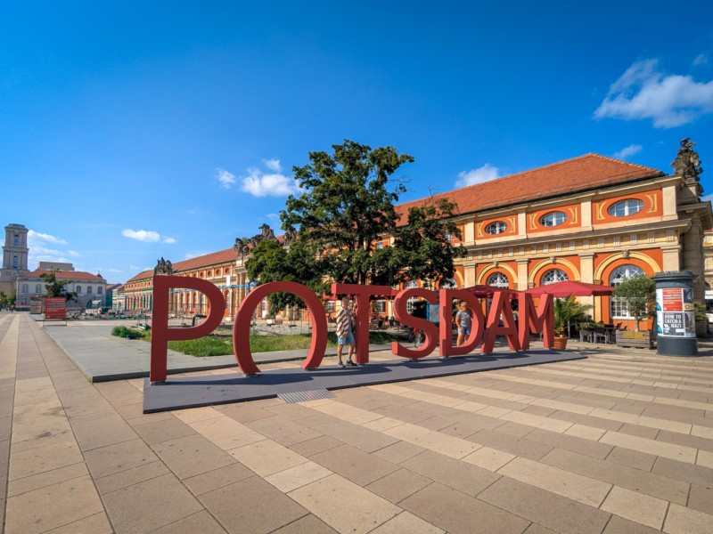 De letters Potsdam staan voor het Filmmuseum