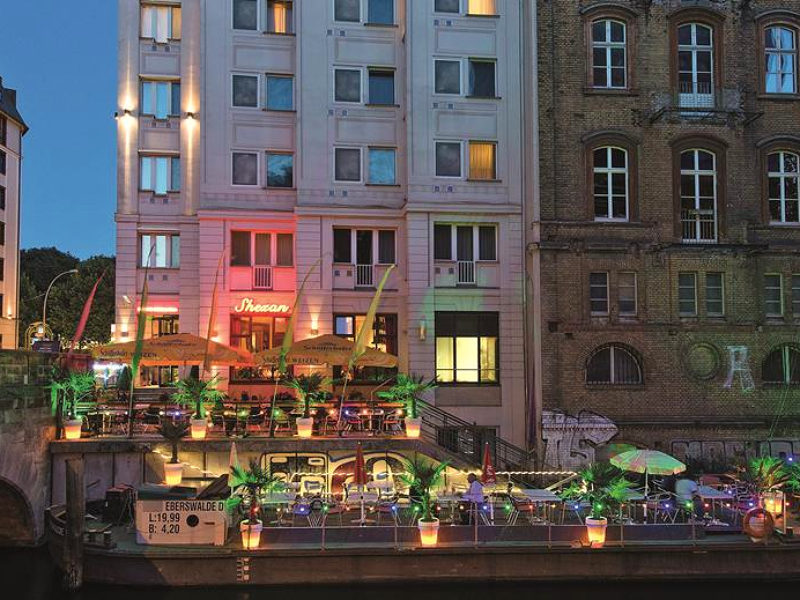 Geniet na het ontdekken van Berlijn van een drankje op het terras aan de Spree bij het Living Hotel!