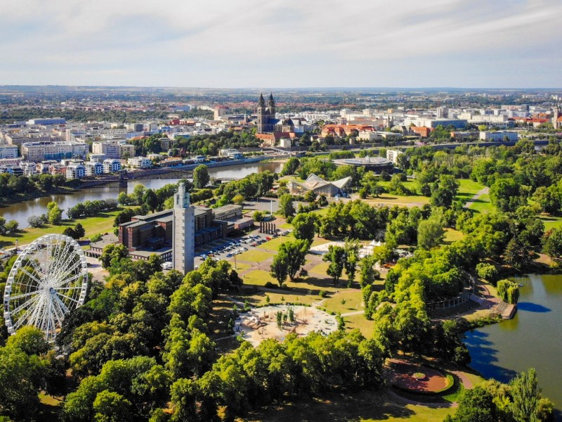 Luchtfoto van het Rotehorn park met Maagdenburg op de achtergrond