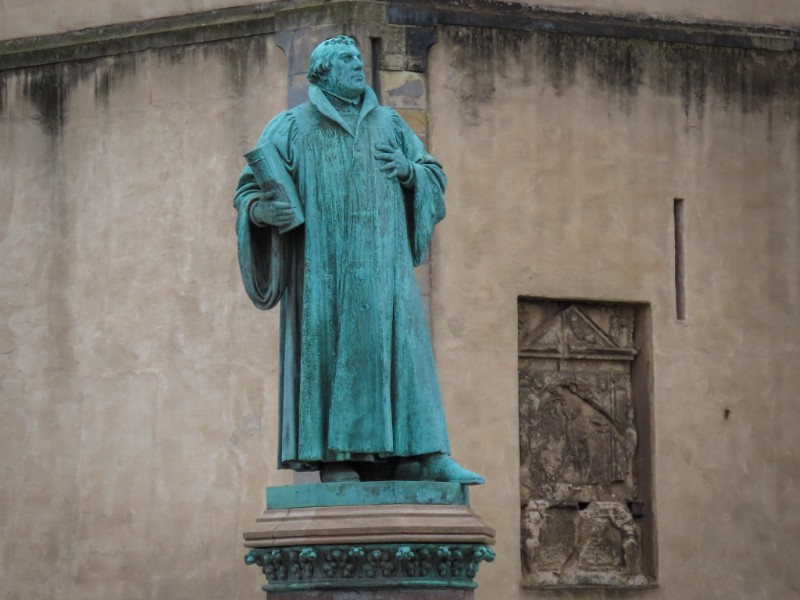 Standbeeld van Maarten Luther bij de Johanniskirche