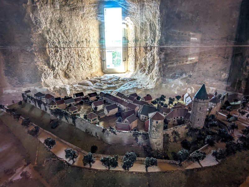 Maquette in de Rabenturm van een deel van de oude stadsmuur