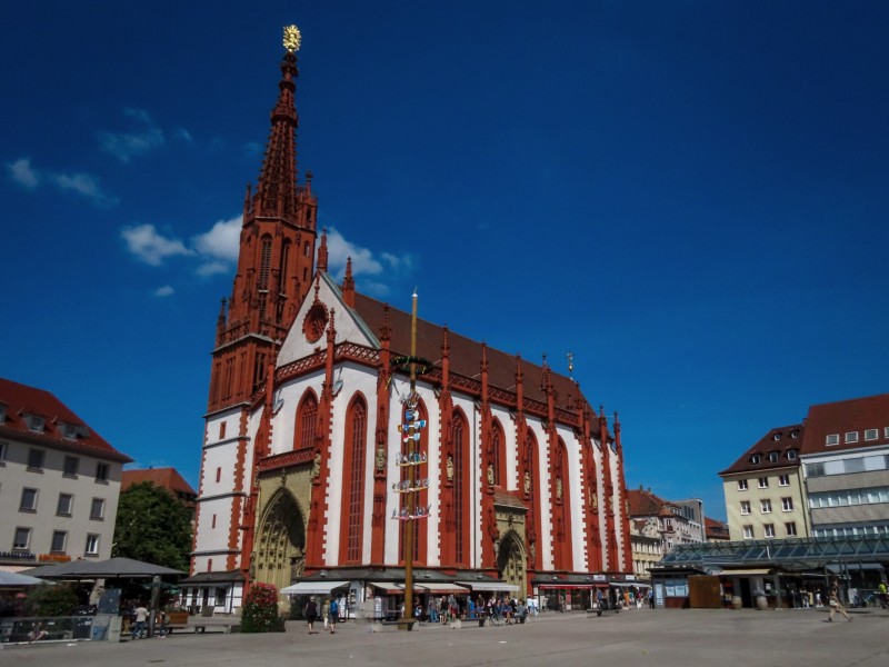 De opvallend rood-witte Marienkapelle in Würzburg